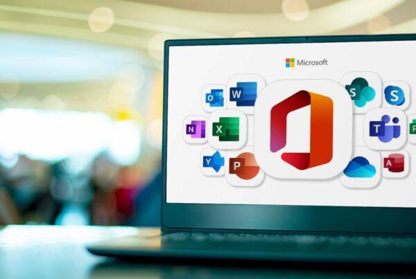 laptop met Microsoft apps erop waardoor deze nieuwe laptop gemakkelijk op te zetten valt door de specialistische werkplekinrichting van Infra-Sync